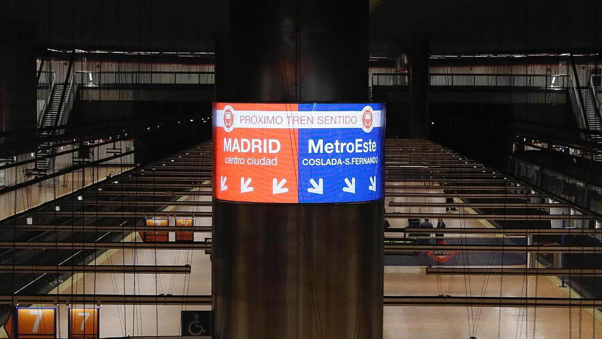 Uno de los paneles informativos de gran tamaño situados en una de las columnas del andén de la estación de Estadio Metropolitano