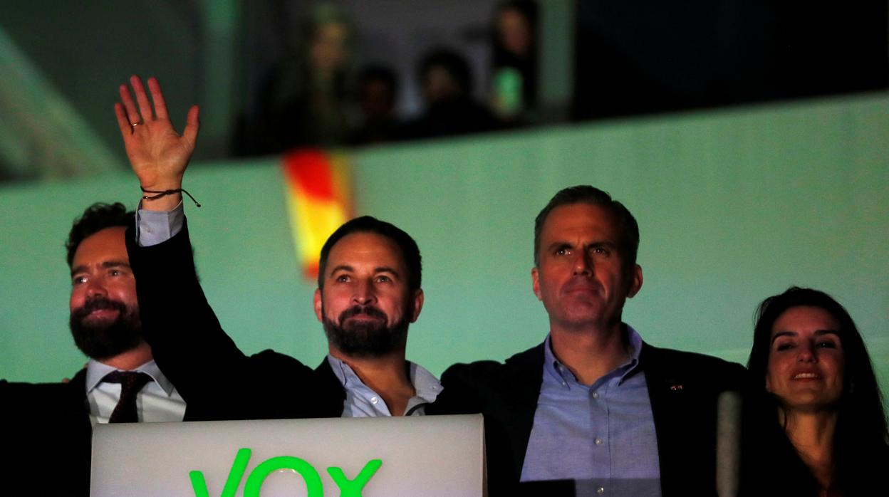 El presidente de Vox, Santiago Abascal, en el centro de la imagen, a su izquierda, Iván Espinosa de los Monteros, a su derecha, Javier Ortega Smith y Rocío Monasterio