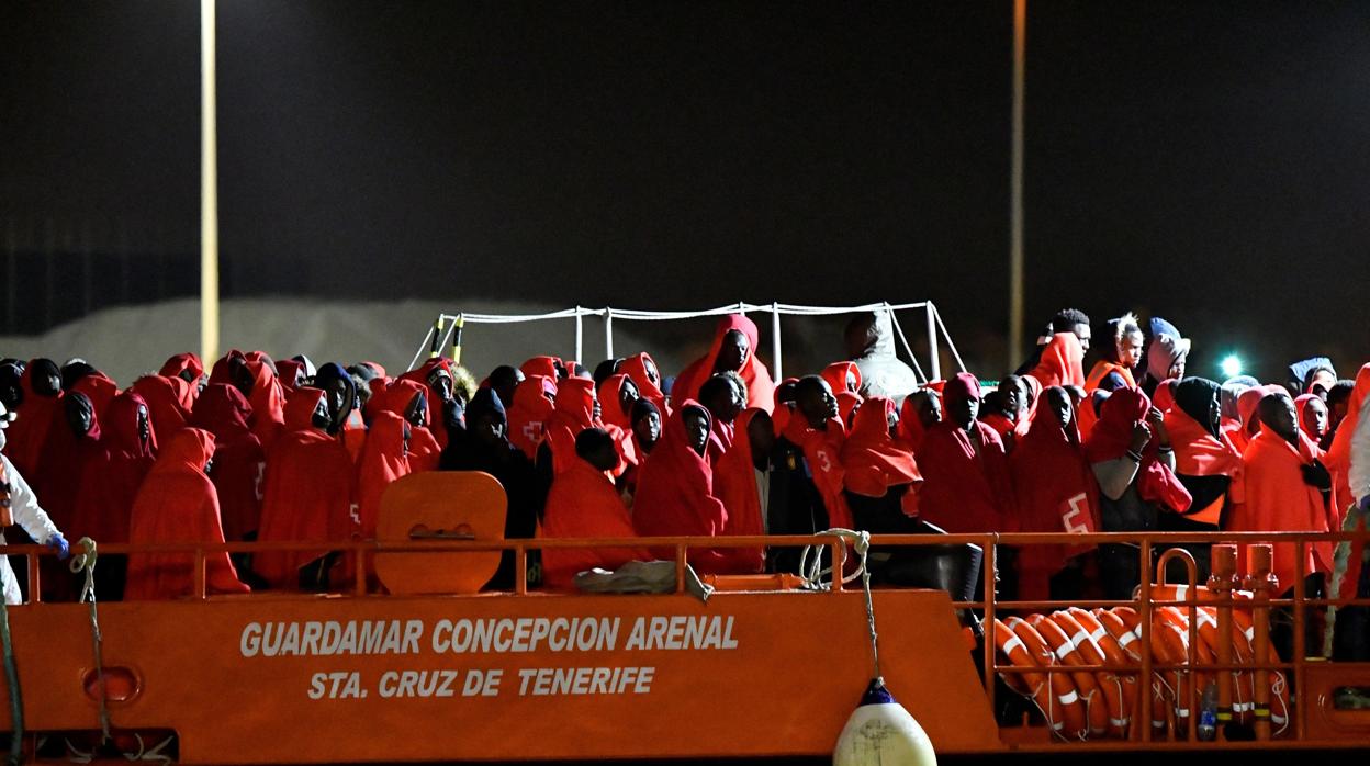 Inmigranmtes rescatados an aguas del Mar de Alborán