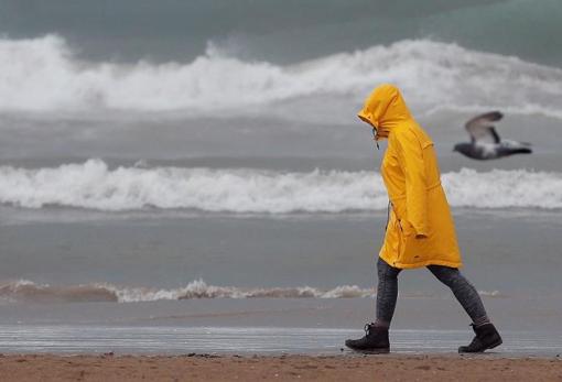 Una persona pasea por la playa de la Malvarrossa este lunes