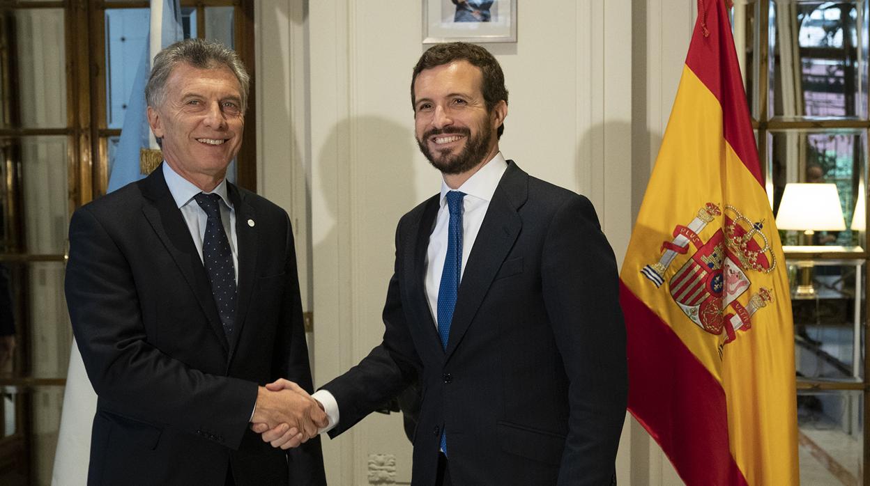 Mauricio Macri y Pablo Casado, en la Embajada de Argentina