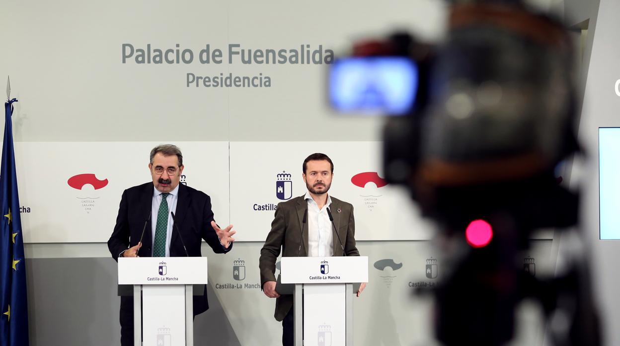 El consejero de Sanidad, Jesús Fernández Sanz, junto al de Desarrollo Sostenible, José Luis Escudero