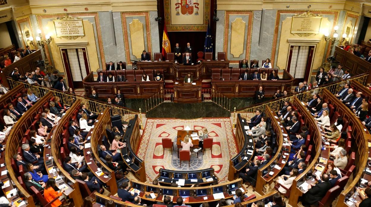 Opina sobre los juramentos a la Carta Magna de los diputados en el Congreso