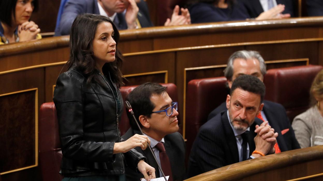 Inés Arrimadas, junto a otros diputados de Ciudadanos, ayer en la constitución de las Cortes