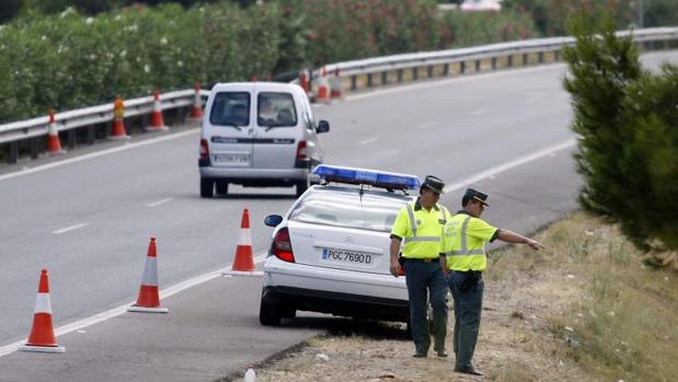 Cazan a un conductor temerario en la A-7 que adelantaba a gran velocidad por la derecha y fumó porros