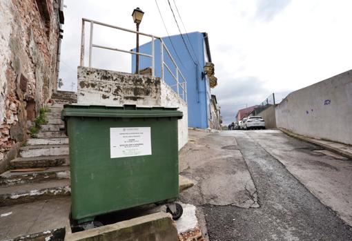 Imagen de un contenedor de basura junto a la casa que tenía alquilada Jorge Ignacio P. J.