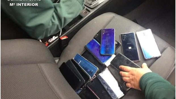 Sorprenden en un coche de lujo a dos falsos mendigos que robaron móviles en media España