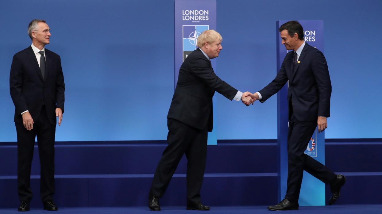 Pedro Sánchez saluda a Boris Johnson, primer ministro del Reino Unido, en la cumbre de la OTAN