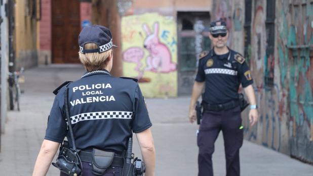 Un maltratador persigue a su pareja de 18 años por la calle tras agredirla