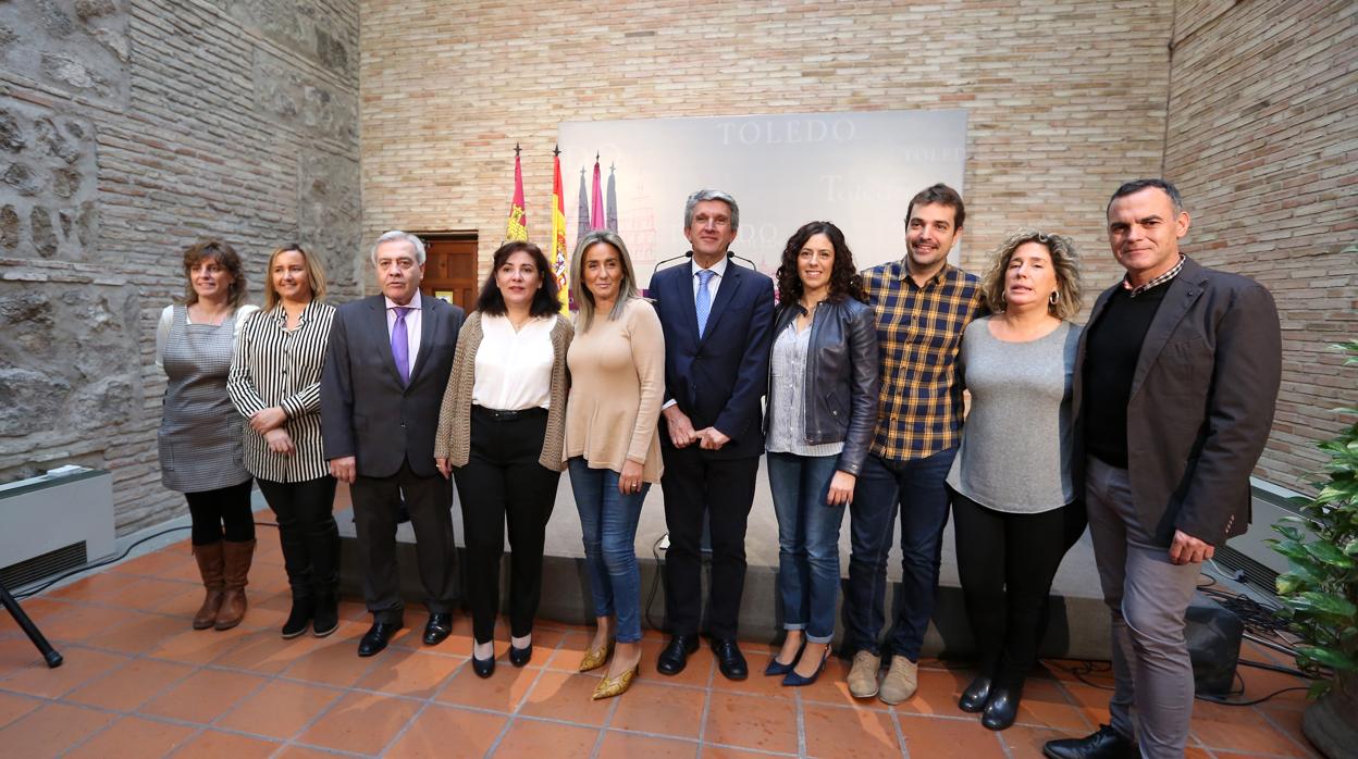 MIlagros Tolón, con su equipo de gobierno en el patio del Ayuntamiento de Toledo