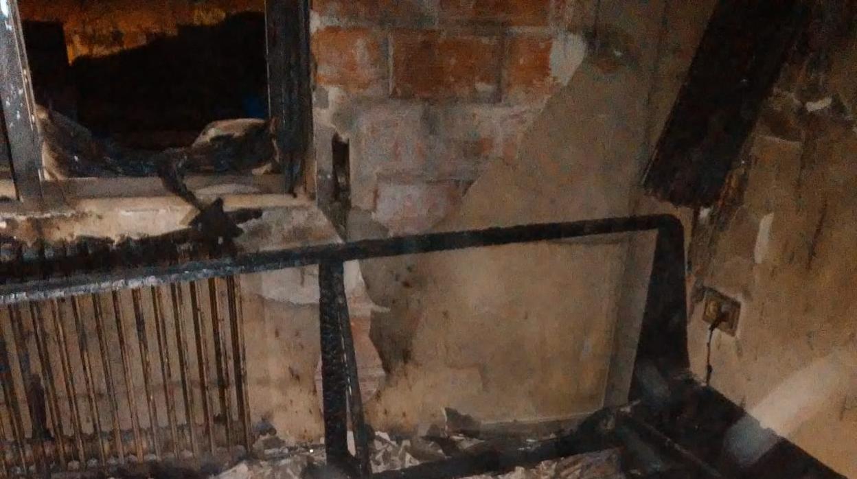 Así quedó el sofá tras el incendio en el salón