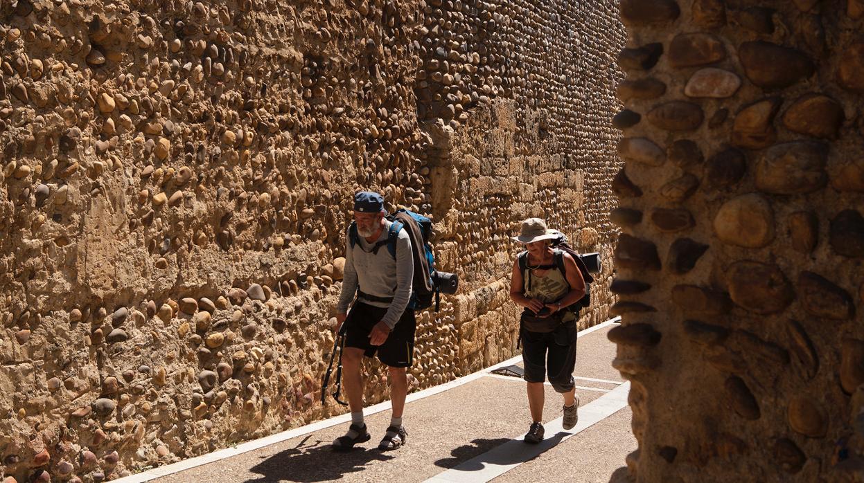 Dos peregrinos haciendo el Camino de Santiago