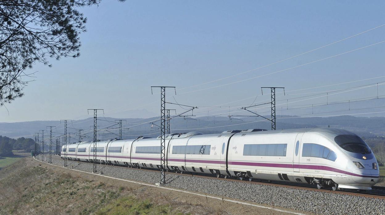 El sabotaje de la vía del AVE en Gerona con un coche quemado causa retrasos en varios trenes