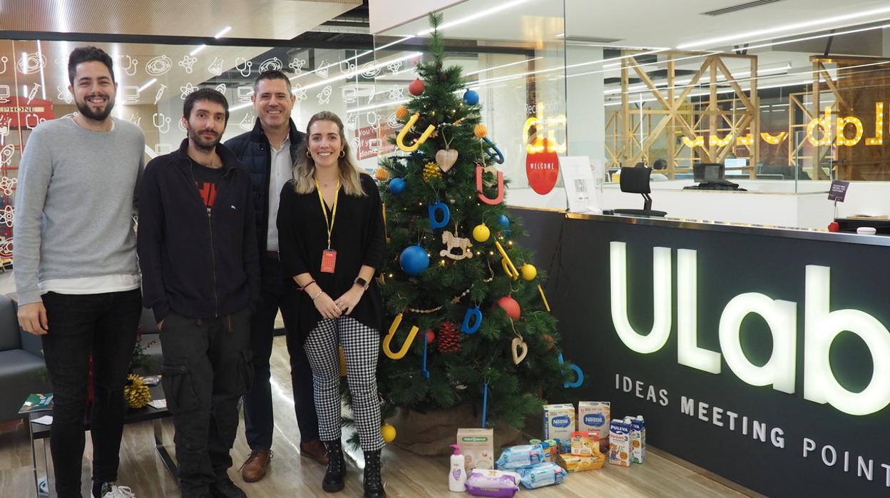 Miembros del equipo de Ulab y usuarios del coworking junto al árbol de recogida de alimentos