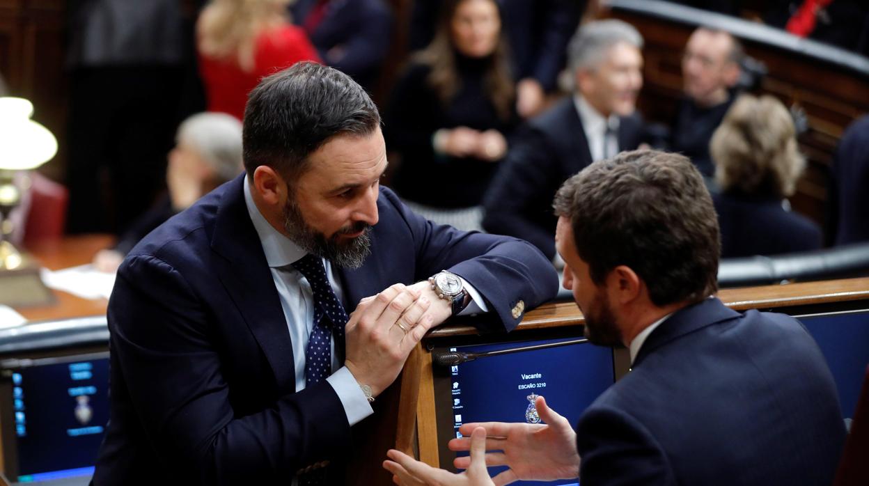 El presidente de Vox, Santiago Abascal, y el del PP, Pablo Casado, el martes en el Congreso de los Diputados