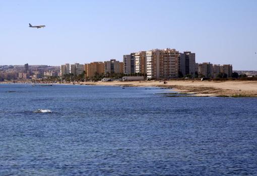 Acceso a la playa de Urbanova visible desde la futura pasarela ciclista y peatonal