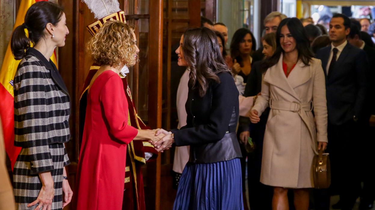 Inés Arrimadas saluda a la presidenta del Congreso, Meritxell Batet, en el acto conmemorativo de la Constitución