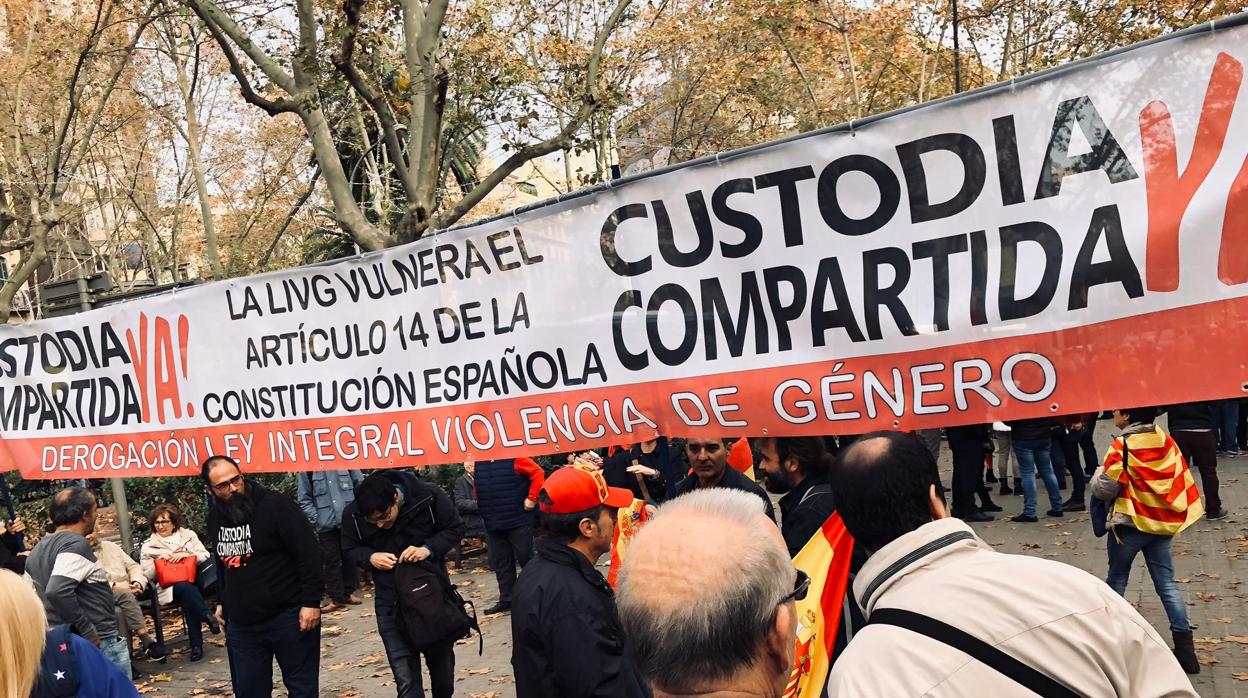 La polémica pancarta colgada en la plaza Urquinaona que ha provocado que Ciudadanos se ausentara de la marcha