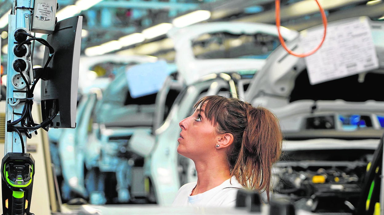 Una trabajadora de la planta de Renault en Valladolid