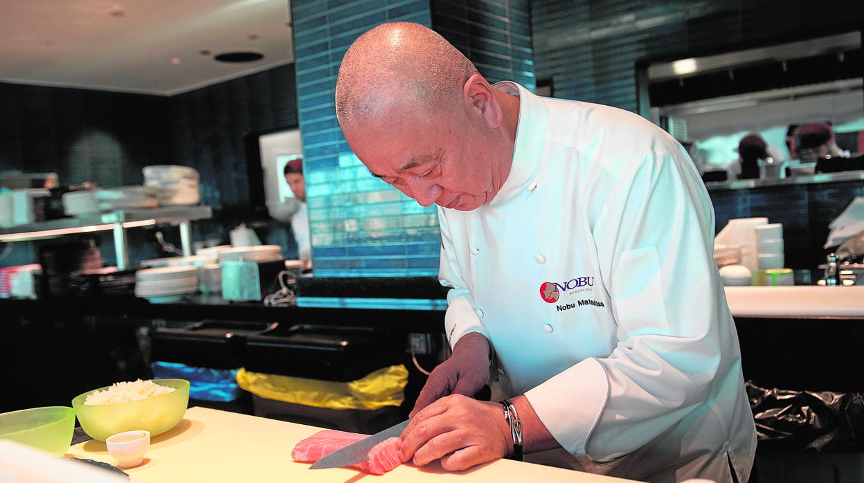 Nobu, en las cocinas de su restaurante de Barcelona