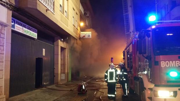 El incendio en un bazar chino de Villarrobledo obliga al  desalojo de 18 viviendas