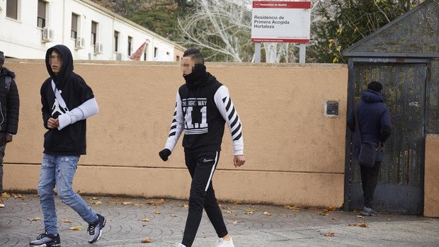 Ayuso defiende la acogida de los menores inmigrantes en familias para integrarlos en la sociedad