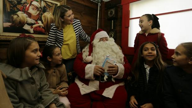 «La droga es divertida»: la canción «inadecuada» junto a los niños en la Casa de Papá Noel de Alicante