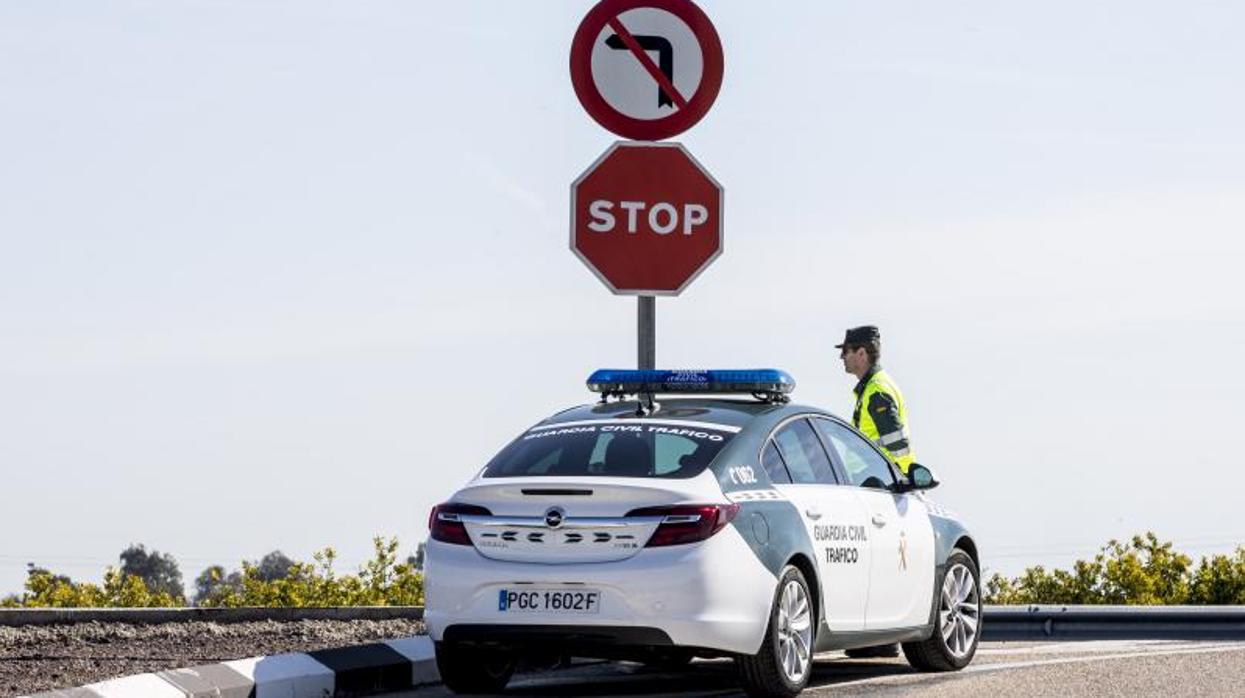 Efectivos de la Guardia Civil en una carretera valenciana