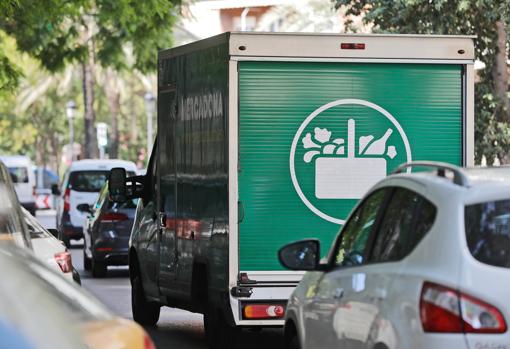 Imagen de un camión de reparto de Mercadona tomada en Valencia
