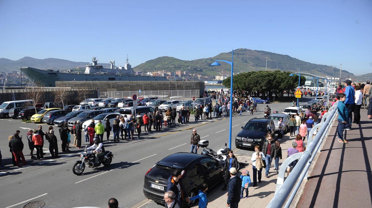 Largas colas para visitar el buque Juan Carlos I en Guecho, durante su estancia el pasado mes de marzo