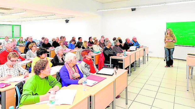 Familia usará centros de día para llevar la Universidad de la Experiencia a los pueblos