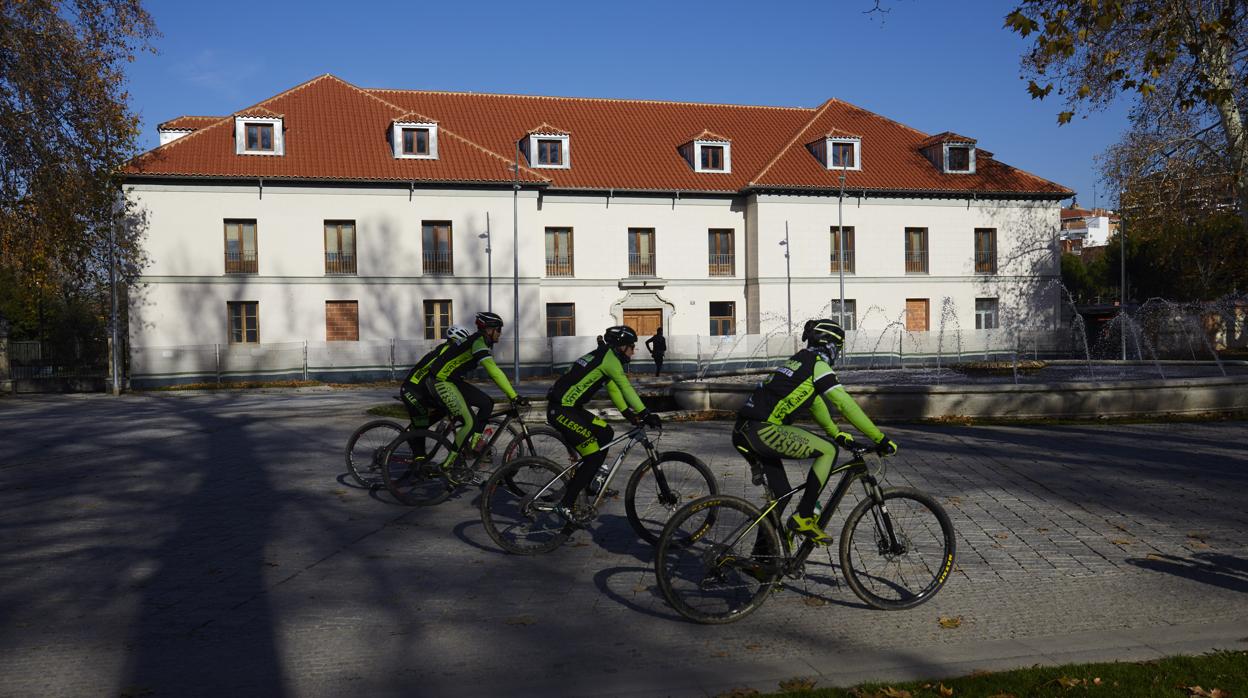 Un grupo de ciclistas cruza por delante del palacete de los Vargas