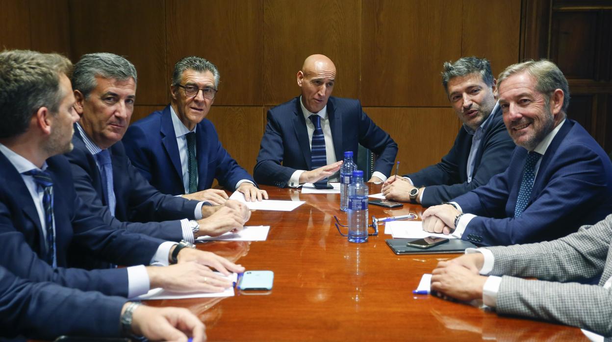 El alcalde de León, junto a representantes de la Cámara de Comercio, la FELE y el CEL