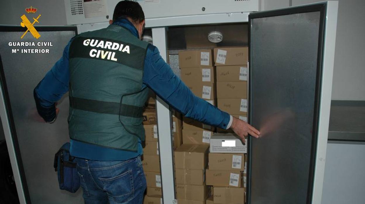 Un agente de la Guardia Civil, durante la inspección de la empresa pirata de distribución alimentaria que ha sido descubierta en un polígono industrial próximo a Zaragoza