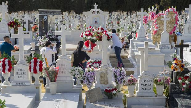 Piden un año de cárcel para un hombre que cambiaba las flores de una víctima de ETA por soflamas de la banda