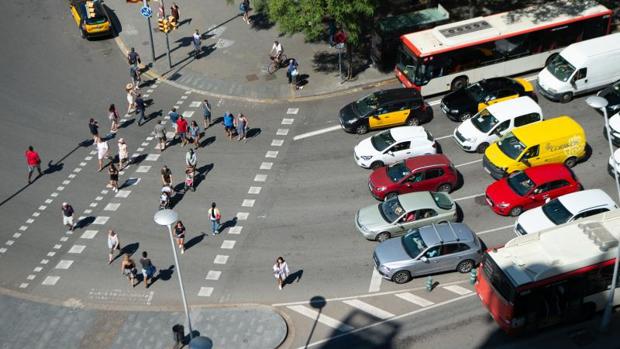 Los trabajadores con sueldos más bajos podrán usar un vehículo contaminante por Barcelona en 2020