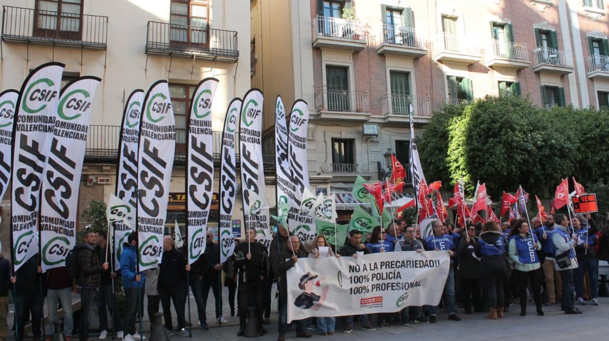 Concentración de los sindicatos este lunes frente al Palau de la Generalitat