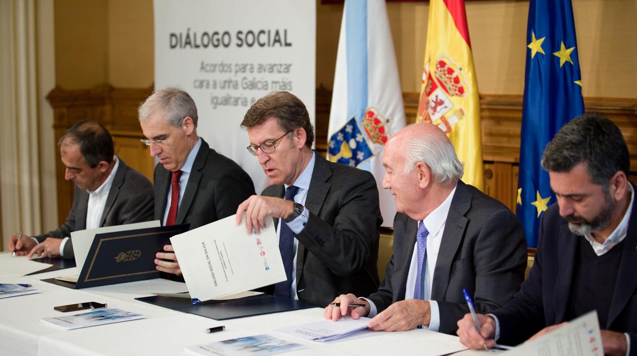 Momento de la firma del acuerdo sobre el diálogo social