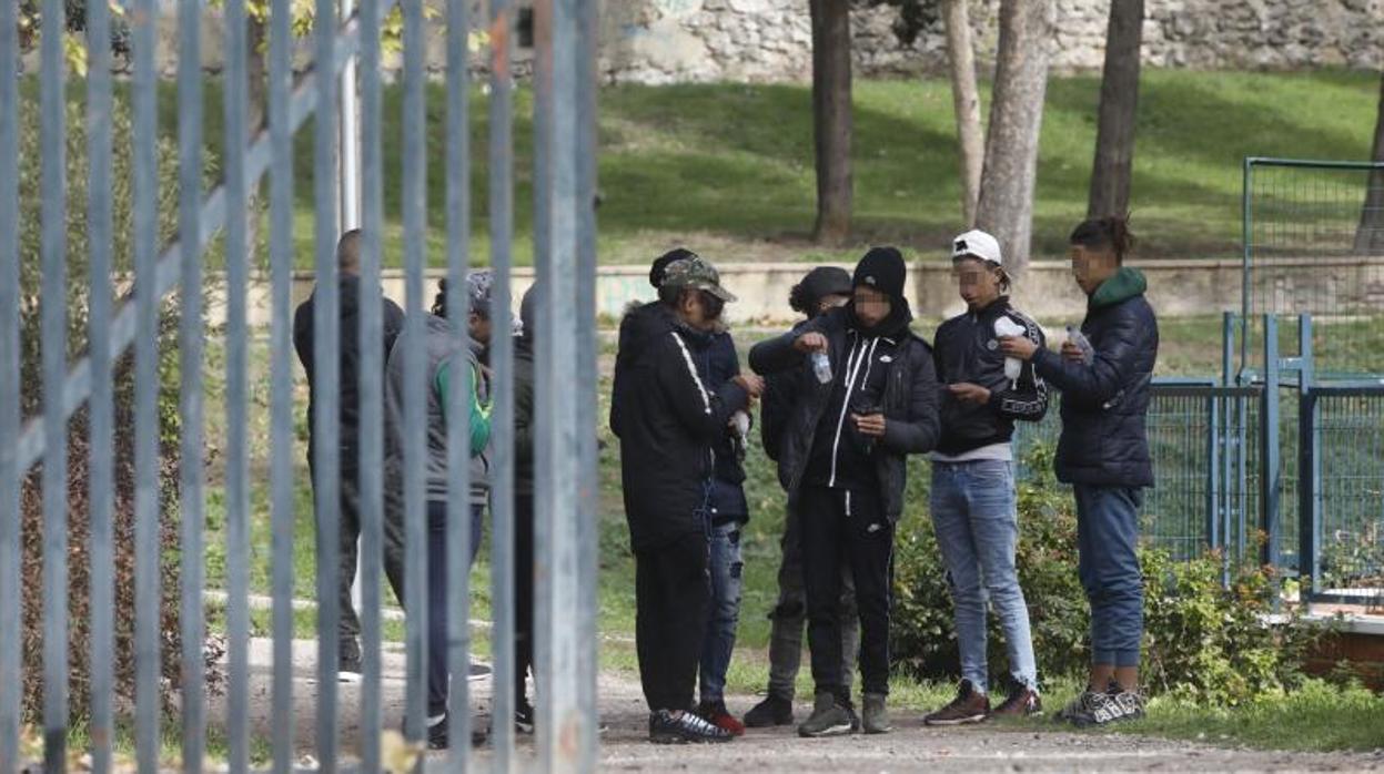 Un grupo de menores extranjeros inhala disolvente en Hortaleza