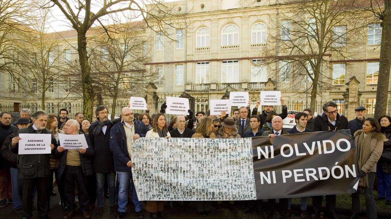 Víctimas del terrorismo, familias y políticos, protestando ante la conferencia del etarra López de Abechuco