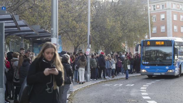 Largas colas y retrasos en la huelga parcial de la EMT este miércoles en Madrid