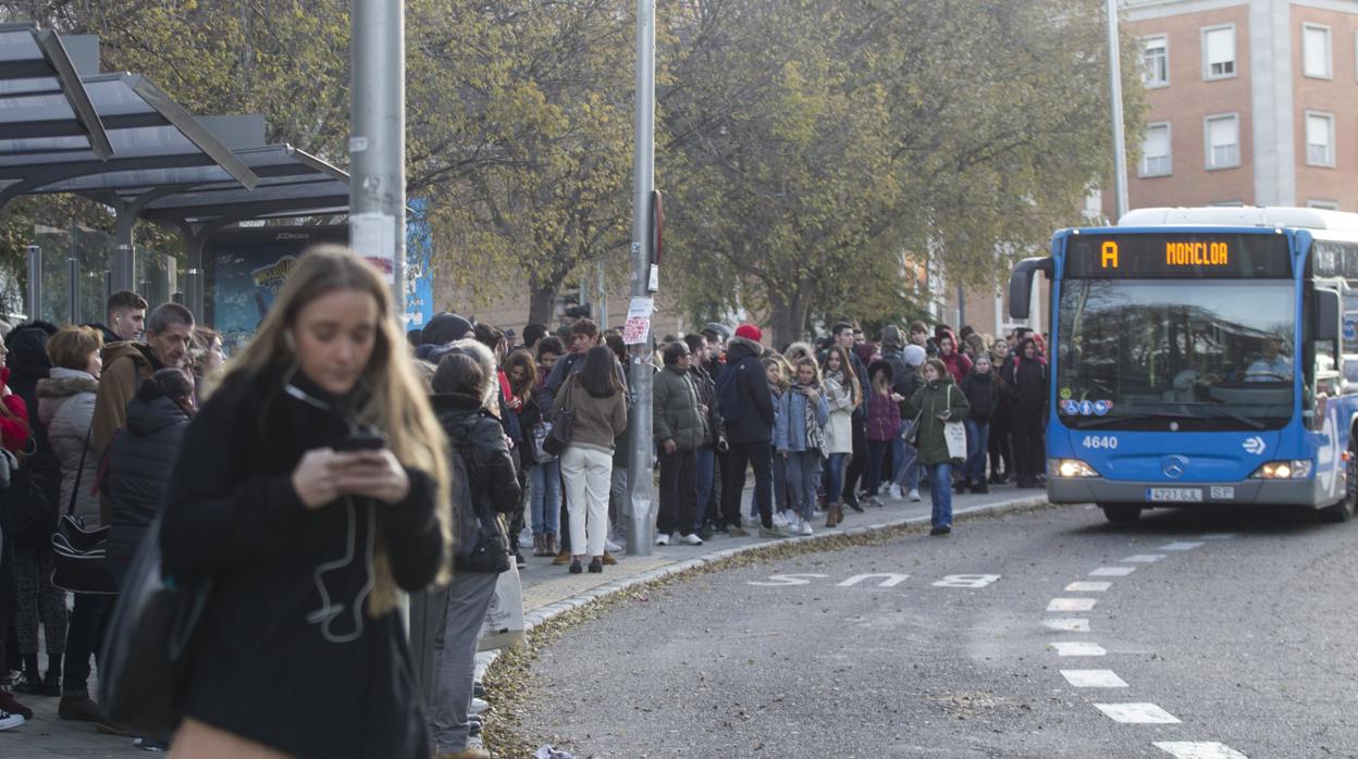 Largas colas para coger el autobús en Moncloa debido a una huelga de la EMT