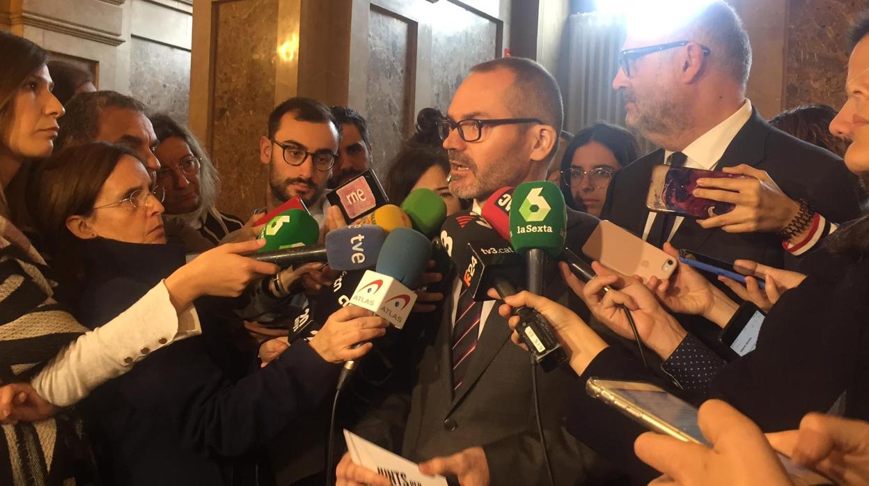 Josep Costa, durante su atención a los medios en los pasillos del Parlamento catalán