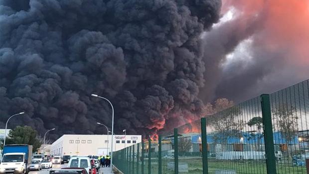 Un espectacular incendio en una planta química de Barcelona obliga a confinar a la población