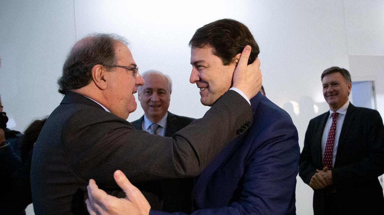 El expresidente autonómico Juan Vicente Herrera es felicitado por el presidente de la Junta de Castilla y León, Alfonso Fernández Mañueco, durante su toma de posesión como consejero nato del Consejo Consultivo