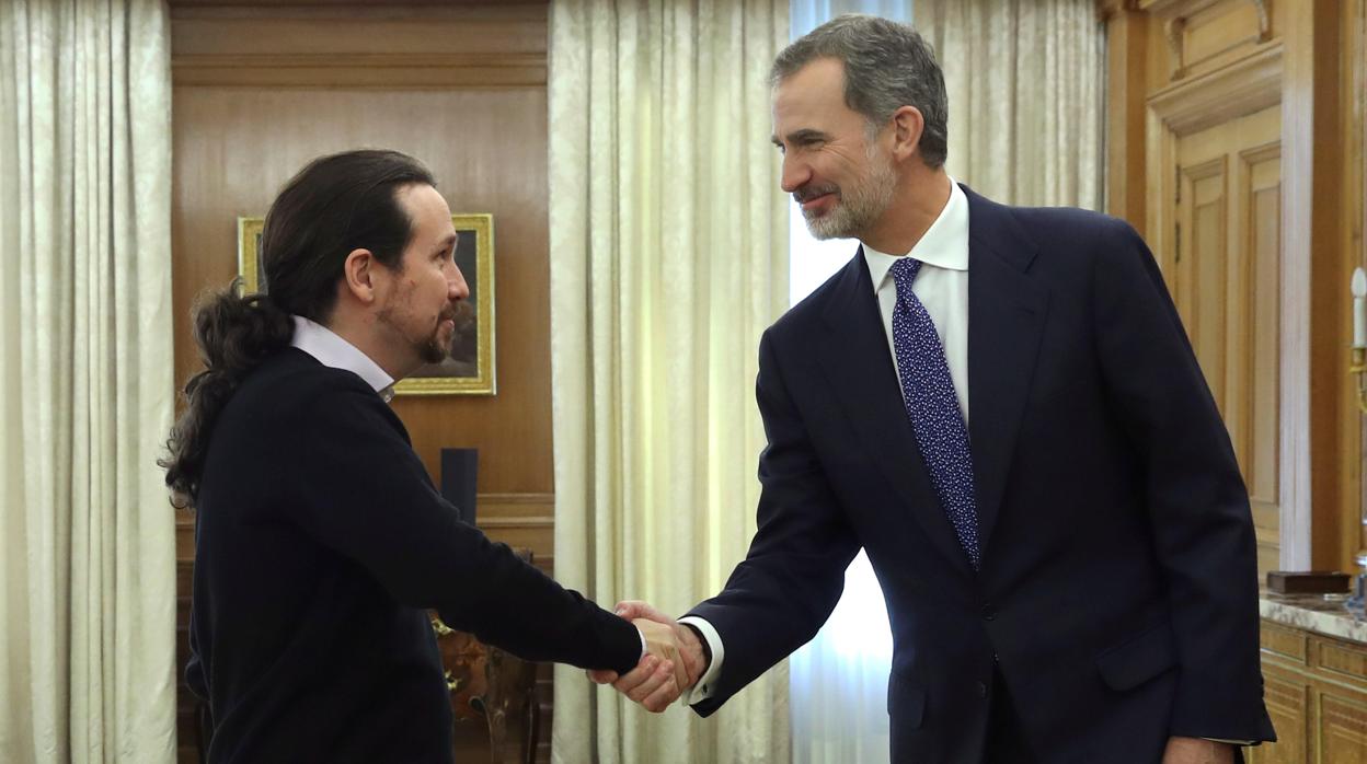 El rey Felipe VI recibe en audiencia al líder de Unidas Podemos, Pablo Iglesias (i), en el marco de la ronda en Zarzuela