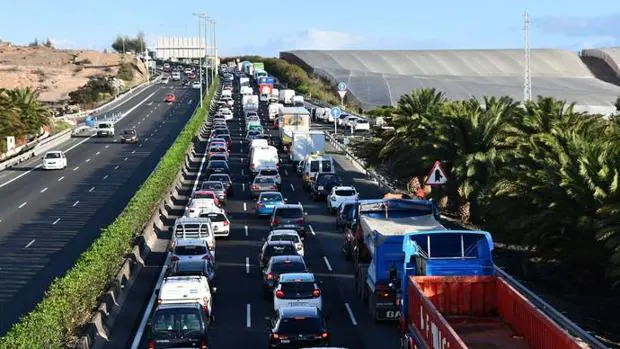 Un derrumbe sobre la autovía colapsa Gran Canaria