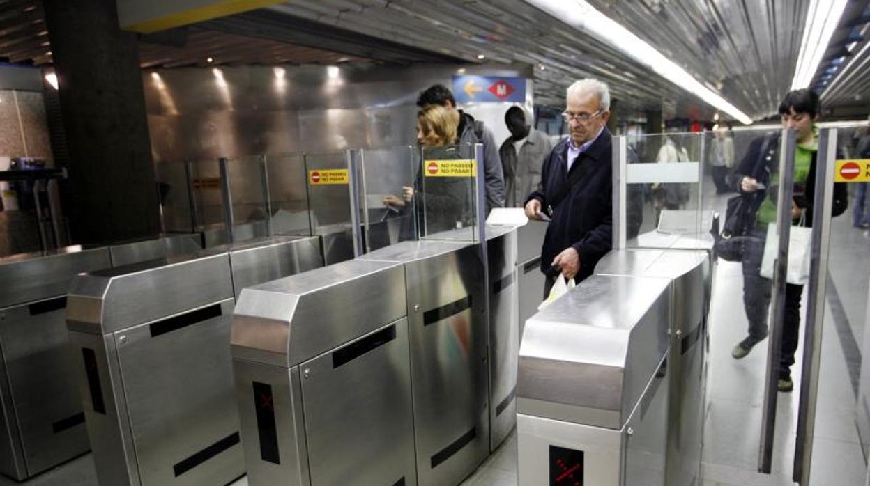 Usuarios, accediendo al Metro