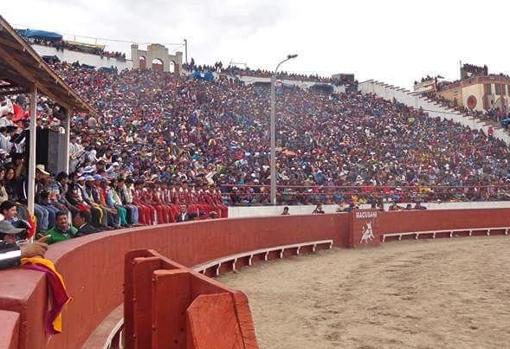 Aunque en Macusani viven unos 7.500 vecinos, su plaza de toros tiene capacidad para unos 20.000. «Y se llena hasta la bandera», asegura Sánchez Vara. «Si las corridas empiezan a las tres de la tarde, desde las doce de la mañana ya están sentados, esperando», añade. (Foto de archivo)