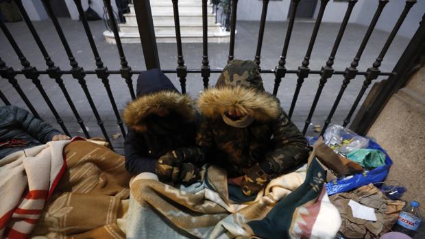 Ayuso y Almeida ofrecen 20 prefabricados para los refugiados que duermen en la calle